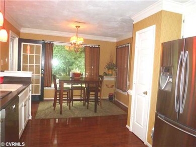 Kitchen - Spacious Kitchen with Dining Area and Pi
