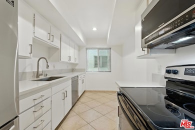 Spacious Kitchen with breakfas