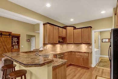 Eat-in Kitchen with breakfast bar and stainless st