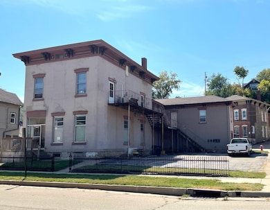 1477 Locust St, Dubuque, IA 52001 - photo 2