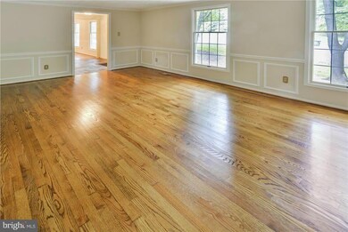 12201 Folkstone Dr, Herndon, VA 20171 - photo 4