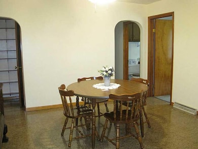 Dining Room. Light & bright dining area.