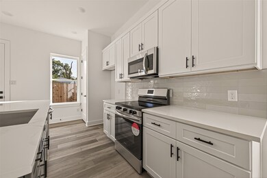 2475 Carmel St unit B, Houston, TX 77091 - photo 2