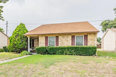 View of front of property featuring a front yard