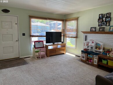 Living Room/Entrance