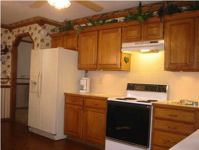 Kitchen with loads of cabinets/drawers on rollers