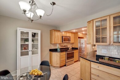 1337 Chetworth Ct, Alexandria, VA 22314 - photo 3