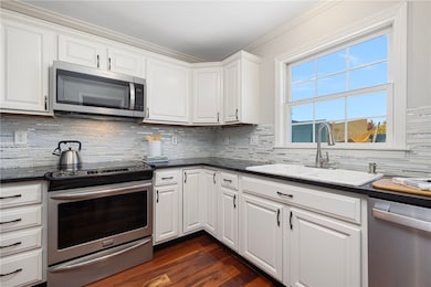 231 Maple Ave unit 204, Newport, RI 02840 - photo 3