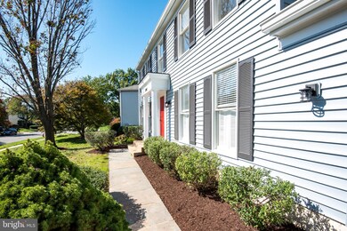 13142 Tuckaway Dr, Herndon, VA 20171 - photo 4