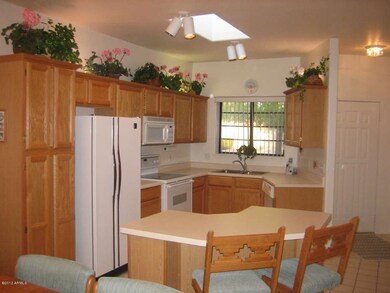 Kitchen w/island & breakfast bar