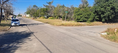 304 Burkett St, Taylor, TX 76574 - photo 2