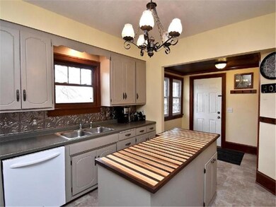 Kitchen complete with brand new beautiful butcher 