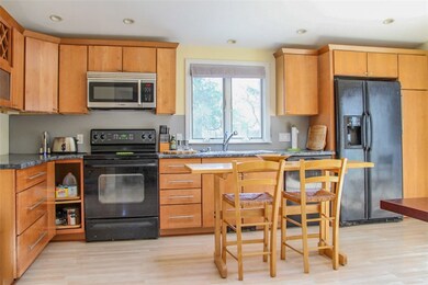72 Maple Ln, Bristol, RI 02809 - photo 2
