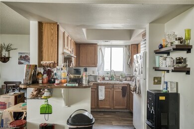 Cozy Kitchen with Vinyl Plank flooring*Floating Sh