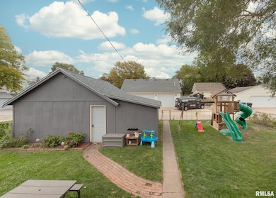 2424 4th St, Moline, IL 61265 - photo 7
