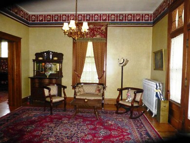 Fabulous large entry foyer.  12 ft ceilings, natur