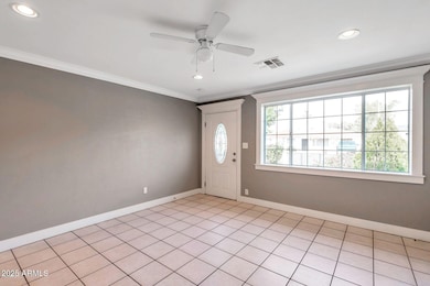 Living room 4