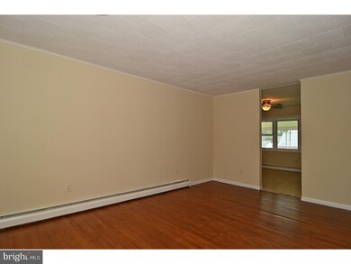 927 Philadelphia Ave, Reading, PA 19607 - photo 4