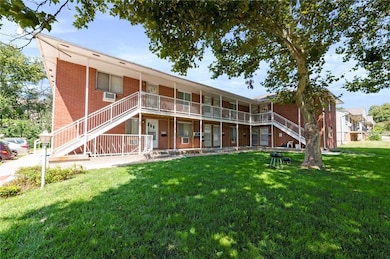 8420 Robinson St, Overland Park, KS 66212 - photo 3