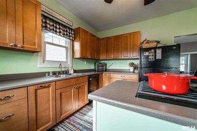 1521 Delavan St, Lincoln, IL 62656 - photo 5