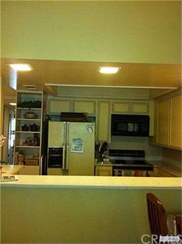 Perfect work size kitchen and breakfast bar