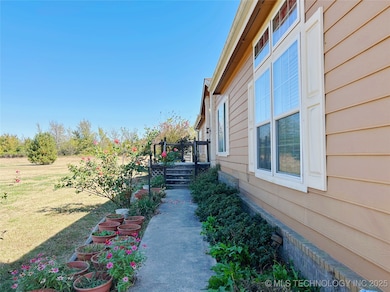 10260 Locust Rd, Henryetta, OK 74437 - photo 4