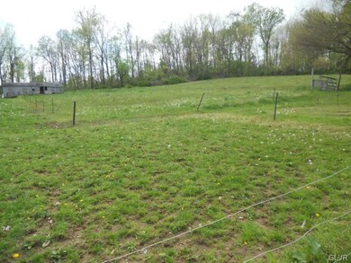 6142 Indian Creek Rd, Zionsville, PA 18092 - photo 4