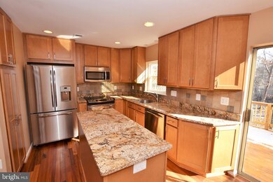 3302 Stone Heather Ct, Herndon, VA 20171 - photo 2