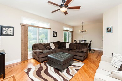 196 Mayo Ct, Elmhurst, IL 60126 - photo 3