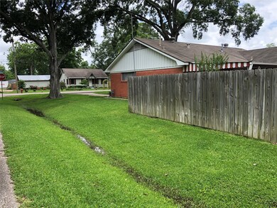 1035 W Willis St, Alvin, TX 77511 - photo 7