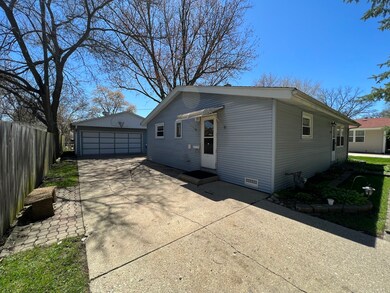 159 Sioux Ave, Carpentersville, IL 60110 - photo 2