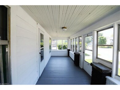* Front Screened In Porch!