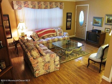 Spacious living rm
