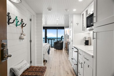 Seeking an elegant waterfront lifestyle? Here it i