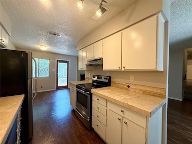 Kitchen featuring stainless steel appliances, und