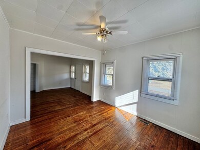 1109 W Tennessee Ave, Crewe, VA 23930 - photo 4