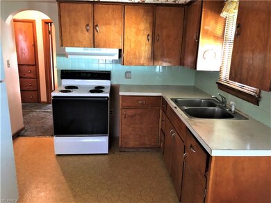 Lot's of cabinets in this kitchen and you can see 