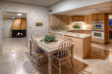 Kitchen & Breakfast Area
