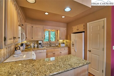 234 Stringfellow Ln, Blowing Rock, NC 28605 - photo 4