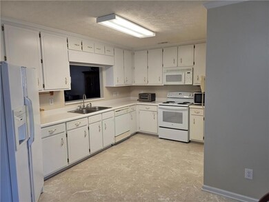 235 Monmouth Dr, Fayetteville, GA 30214 - photo 5