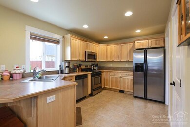 1461 NW 18th St, Redmond, OR 97756 - photo 2