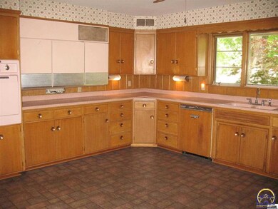 1037 SW Cambridge Ave, Topeka, KS 66604 - photo 4