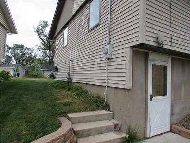 1231 Apache Trail NW, Cedar Rapids, IA 52405 - photo 4