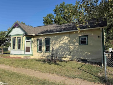 301 N 6th St, Fairfield, IA 52556 - photo 3