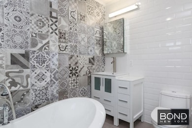 11-49 Welling Ct unit 3, Astoria, NY 11102 - photo 7