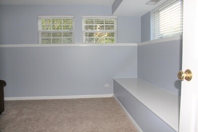 2426 Courtyard Cir unit 1, Aurora, IL 60506 - photo 2