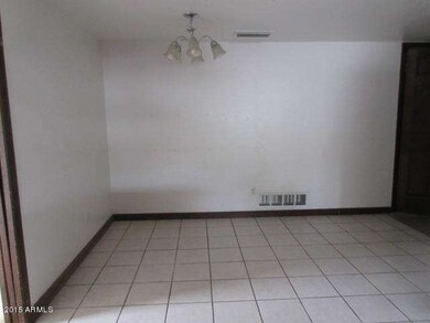 023-356440 Eat In Kitchen b
