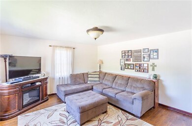 This living room is perfect for entertaining - ver