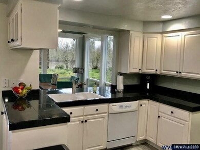 Updated kitchen w/granite counter tops, roll out d