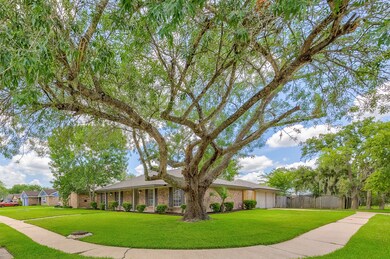 4339 Townes Forest Rd, Friendswood, TX 77546 - photo 3